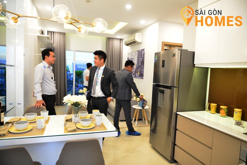 Chuyên viên Sài Gòn Homes hỗ trợ khách xem nhà
